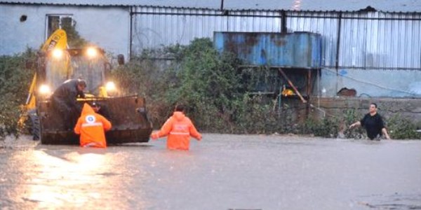 Antalya'da ya�mur hayat� fel� etti