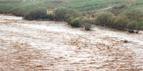 Hamile kadın ve kocası, araçlarıyla sel sularına kapıldı