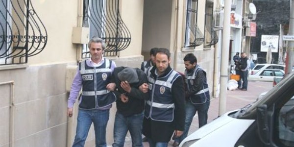 Atm'ye düzenek yerleştiren zanlılar böyle yakalandı