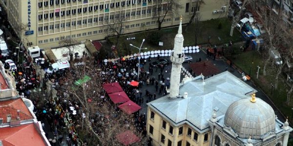 Birand sevgisi cami avlusuna sığmadı