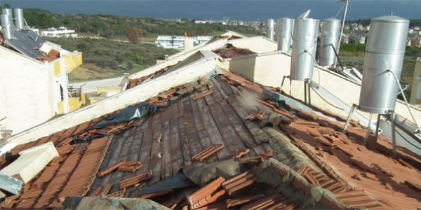 Fırtına Antalya'da minare yıktı