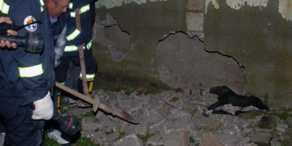 Sıkışan köpek balyozla kurtarıldı