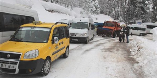 Uludağ'a giden tatilciler zincirsiz araçlar yüzünden yolda kaldı