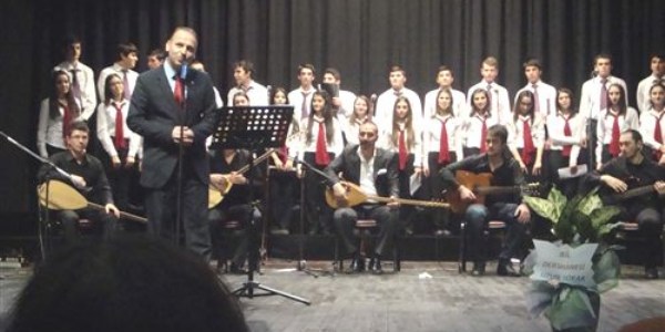 Trabzon Sosyal Bilimler Lisesi Neşet Ertaş'ı türkülerle andı