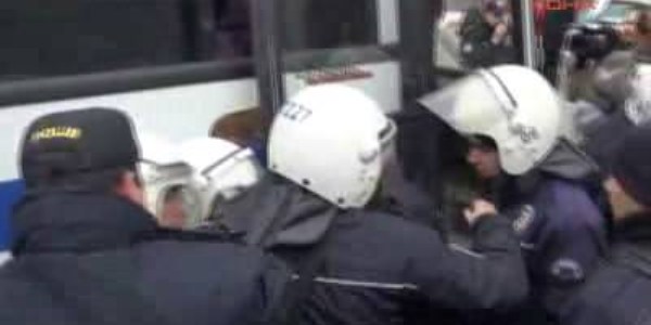 Emniyet önündeki eyleme polis müdahalesi