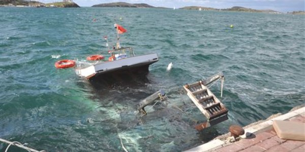 Foça'da motor yat battı