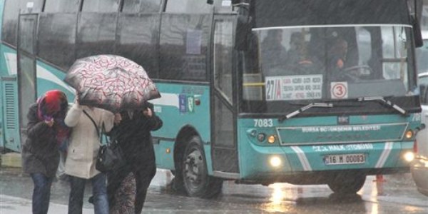 Yağmur ve lodos hayatı felç etti