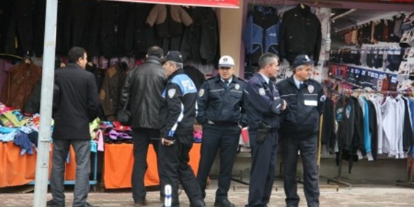 �ocuklar�n eylemi polis engeline tak�ld�