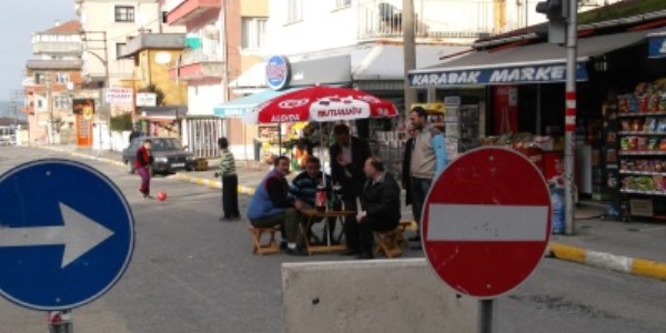 Yol kapandı esnaf mağdur oldu