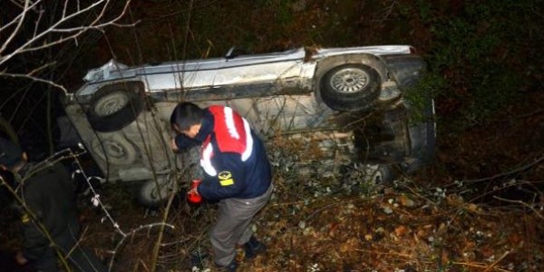 Otomobil u�uruma u�tu: 1 �l�, 3 yaral�