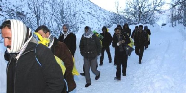 Çığ yolu kapattı, köylüler mum almak için ilçeye geldi