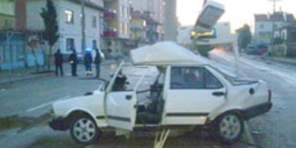 Otomobil aydınlatma direğine çarptı