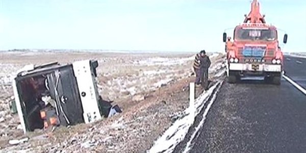Üniversitelileri taşıyan otobüs devrildi: 16 yaralı