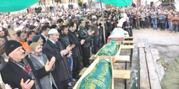 Trafik kazası kurbanı 6 kişilik aile toprağa verildi