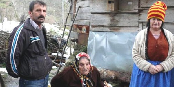 Yolu ve köprüsü olmayan köyde hasta nakli