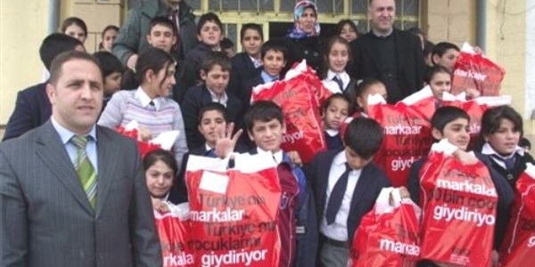 Bulanık'ta bin 300 öğrenciye giyim yardımı