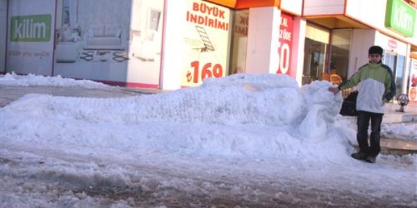 İlköğretim öğrencisi, kardan denizkızı yaptı