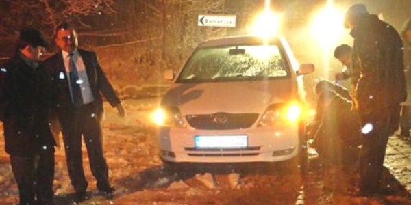 Çorum Valisi yolda kalan araç sürücülerine yardım etti