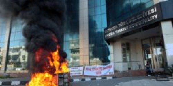 Doğalgaz akışının sağlanmamasını lastik yakarak protesto ettiler