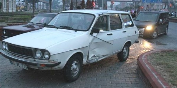 İncirliova'da trafik kazası, sinyal vermeden dönüş yapmak isteyen araç kazaya neden oldu