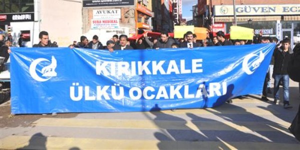 Kırıkkale'de gençlerden bayrak ve pankartlı yürüyüş