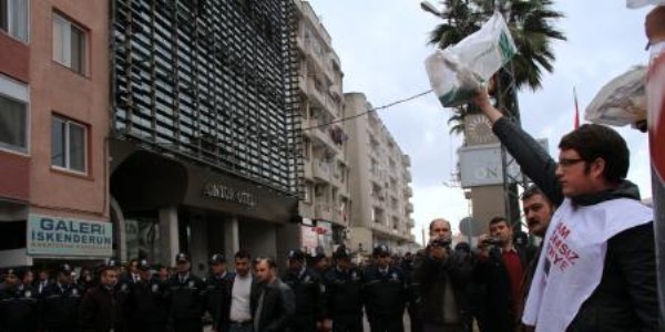 Yabanca askerlerin kaldığı otel önünde çuvallı protesto