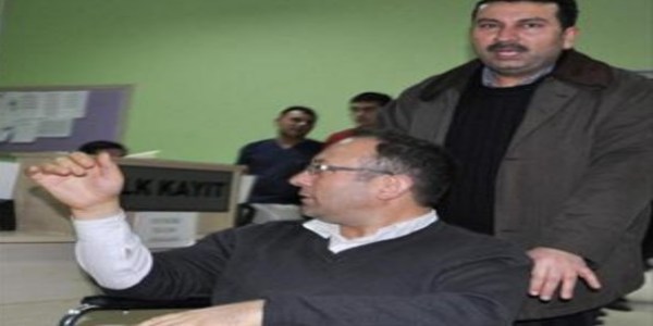 Kavgayı ayırmaya giden 2 polis bıçaklandı