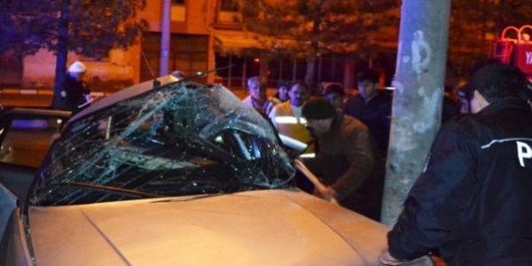 Yaralıyı otomobilden güçlükle çıkardılar