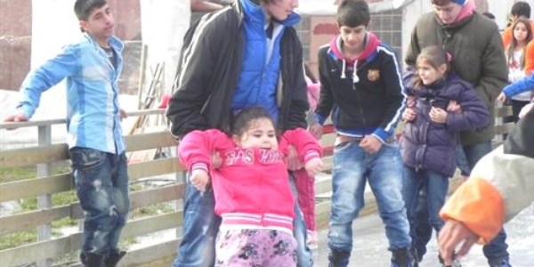 L�leburgaz'da buz pistine yo�un ilgi