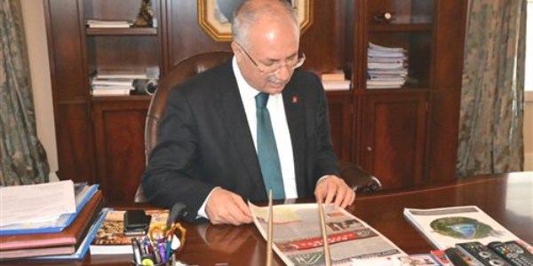 Derneğin gazetesini valiye tanıttı