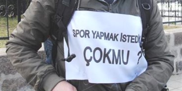 �ocuklar�na antrenman sahas� bulamayan babadan y�r�y�� eylemi