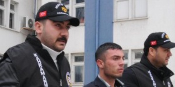 Alkol alırken arkadaşını bıçaklayarak öldürdü
