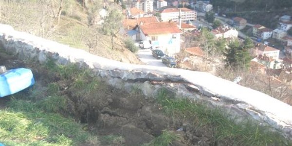 Niksar Kalesi surları 'sos' veriyor