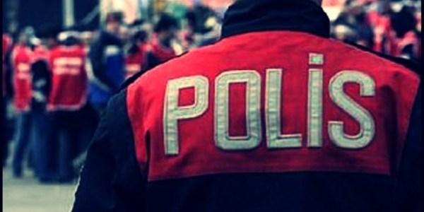 Polisin 'dur' ihtar�na uymayan ehliyetsiz s�r�c� kaza yapt�