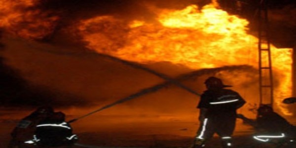 Mobilya deposundaki yangına 25 itfaiye aracı müdahale etti
