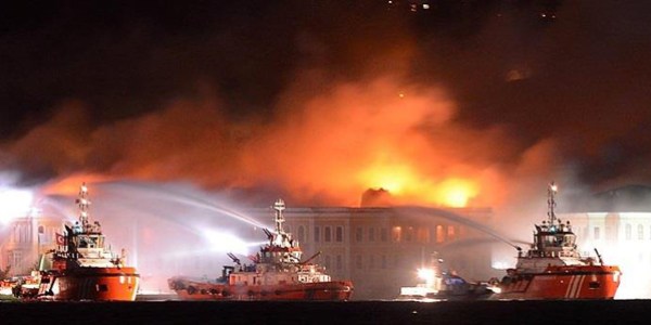 Galatasaray Üniversitesinin tarihi binası yandı/ Video