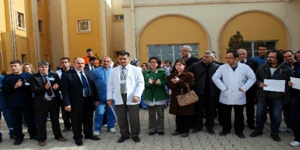 Acil poliklinik doktorunun darp edilmesine tepki