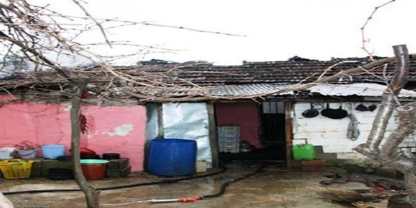 K�y evi 3 �ocu�a mezar oldu