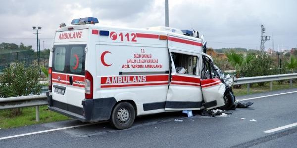 Ambulans kaza yapt: 4 salk grevlisi ar yaral