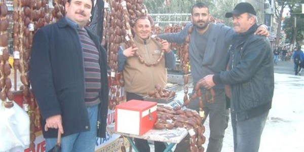 Burhaniye' de develerden önce sucuğu geldi