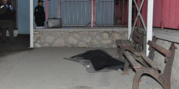 Okul bahçesinde intihar etti