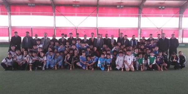 Okullar Aras� K���kler Futbol Turnuvas� sona erdi