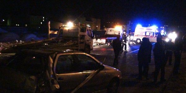 Memurlar� ta��yan midib�s kaza yapt�: 33 yaral�