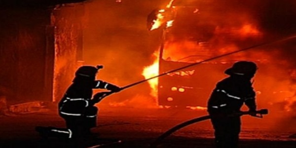 'Akaryak�t istasyonu'nda iki otob�s alev ald�