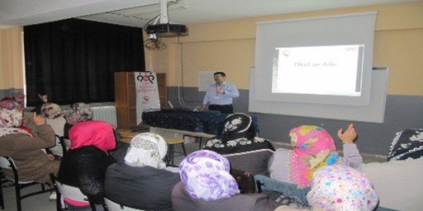 �zmir'de aile ve sosyal e�itim program� d�zenlendi