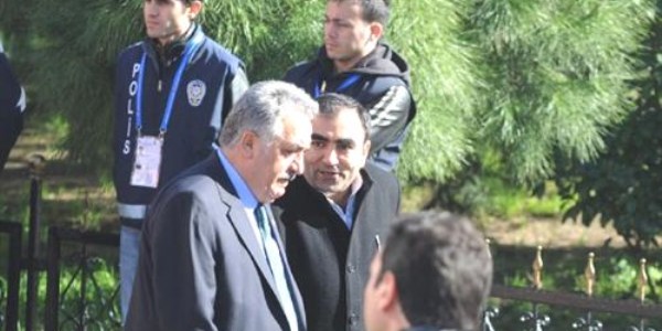 Başbakan, dayısı defnedilirken ayet okudu