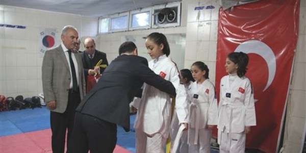 Kız çocukları tekvando ile özgüven kazanıyor