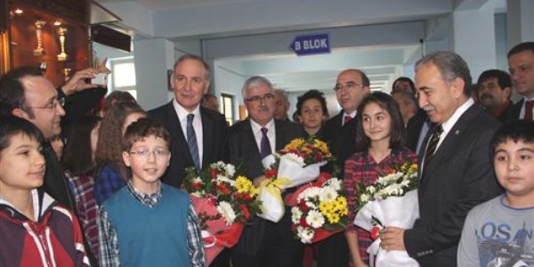 Minikler karnelerini aldı