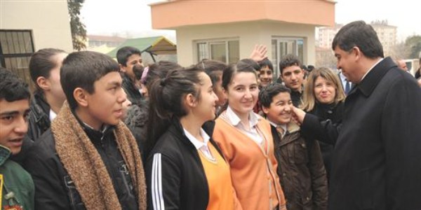 Başkan Fadıloğlu, eski okulunda karne dağıttı