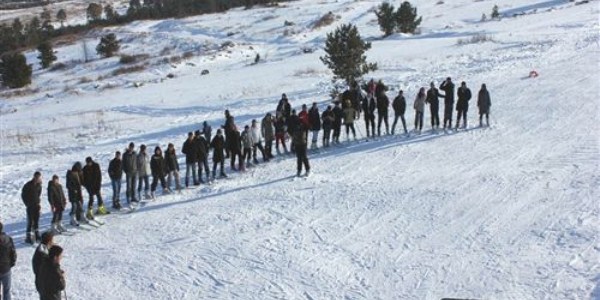 Ardahan'da rencilere 15 tatilde karne hediyesi olarak kayak eitimi verilecek